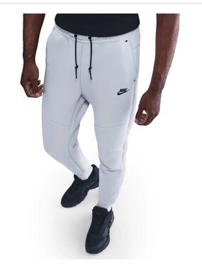 Nike Men's TECH FLEECE JOGGER
GHOST/BLACK XL *Flaw